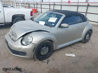 2013 Volkswagen Beetle Convertible 2.5L with VIN 3VW5X7AT0DM815494, listed as a IAAI auction lot 41755570 with 132,570 mi miles. Bid and sale history available at carsss.com. Image 17.