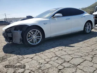2013 Tesla Model S z VIN 5YJSA1CGXDFP03603, wystawiony jako Copart lot #49352135 z przebiegiem 129 203 mil mil oraz Szkoda całkowita • Salvage title. Historia ofert i sprzedaży dostępna na DreamBid. Obrazek 1.