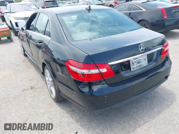 2013 Mercedes-Benz E 350 Luxury z VIN WDDHF5KB8DA727907, wystawiony jako IAAI lot #42476164 z przebiegiem 195 140 mil mil oraz . Historia ofert i sprzedaży dostępna na DreamBid. Obrazek 3.