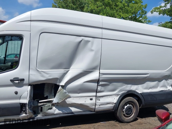 2022 Ford Transit Cargo z VIN 1FTBR3XG4NKA04700, wystawiony jako IAAI lot #42753263 z przebiegiem 80 467 mil mil oraz . Historia ofert i sprzedaży dostępna na DreamBid. Obrazek 14.