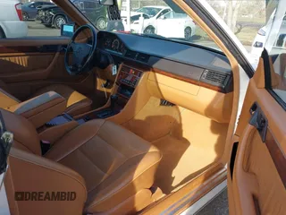 1994 Mercedes-Benz E z VIN WDBEA52E0RC079107, wystawiony jako IAAI lot #41932270 z przebiegiem 187 928 mil mil oraz . Historia ofert i sprzedaży dostępna na DreamBid. Obrazek 5.