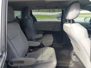 2022 Toyota Sienna LE z VIN 5TDKSKFC6NS063429, wystawiony jako Copart lot #54986965 z przebiegiem Nie podano mil oraz Szkody całkowita. Historia ofert i sprzedaży dostępna na DreamBid. Obrazek 11.