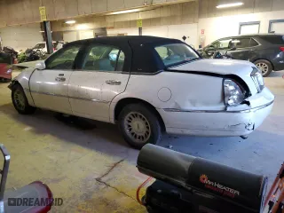 2002 Lincoln Town Car Cartier with VIN 1LNHM83W22Y662670, listed as a Copart auction lot 83526144 with 75,072 mi miles and Salvage Title. Bid and sale history available at carsss.com. Image 2.