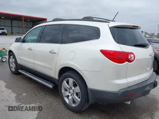 2012 Chevrolet Traverse LTZ z VIN 1GNKRLED1CJ115529, wystawiony jako IAAI lot #41985127 z przebiegiem 85 364 mil mil oraz . Historia ofert i sprzedaży dostępna na DreamBid. Obrazek 3.