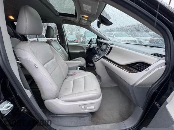 2020 Toyota Sienna XLE Auto Access Seat with VIN 5TDYZ3DCXLS048685, listed as a Copart auction lot 53573145 with 217,712 mi miles and Clean Title. Bid and sale history available at carsss.com. Image 5.