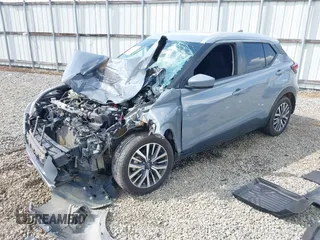 2022 Nissan Kicks SV z VIN 3N1CP5CV2NL518444, wystawiony jako IAAI lot #41946827 z przebiegiem 69 000 mil mil oraz . Historia ofert i sprzedaży dostępna na DreamBid. Obrazek 2.