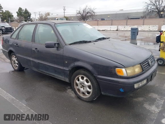 1996 Volkswagen Passat z VIN WVWEE83A6TE157789, wystawiony jako IAAI lot #41798846 z przebiegiem 141 130 mil mil oraz . Historia ofert i sprzedaży dostępna na DreamBid. Obrazek 1.