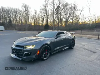2023 Chevrolet Camaro ZL1 z VIN 1G1FK1R63P0118032, wystawiony jako Copart lot #51035795 z przebiegiem 9030 mil mil oraz Szkody całkowita. Historia ofert i sprzedaży dostępna na DreamBid. Obrazek 2.