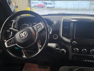 2021 Ram 1500 Big Horn z VIN 1C6SRFMT1MN714659, wystawiony jako IAAI lot #42521058 z przebiegiem 126 678 mil mil oraz . Historia ofert i sprzedaży dostępna na DreamBid. Obrazek 44.