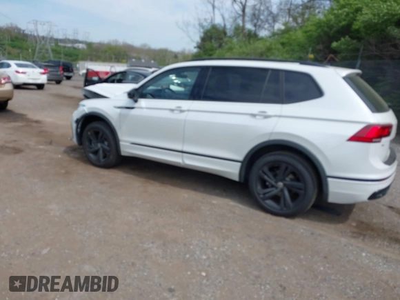 2024 Volkswagen Tiguan SE R-Line Black with VIN 3VV8B7AX9RM231038, listed as a IAAI auction lot 42092117 with 563 mi miles and . Bid and sale history available at DreamBid. Image 3.