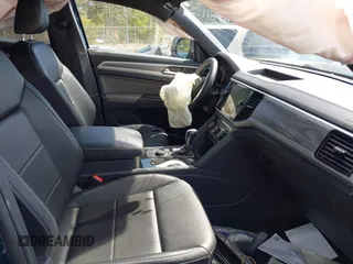 2022 Volkswagen Atlas SE z VIN 1V2HE2CA4NC220203, wystawiony jako IAAI lot #41982896 z przebiegiem 61 989 mil mil oraz . Historia ofert i sprzedaży dostępna na DreamBid. Obrazek 5.