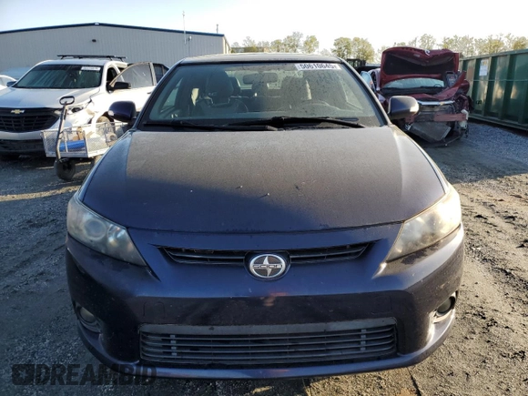 2013 Scion tC z VIN JTKJF5C78D3050747, wystawiony jako Copart lot #50610645 z przebiegiem 92 004 mil mil oraz Szkody całkowita. Historia ofert i sprzedaży dostępna na DreamBid. Obrazek 5.