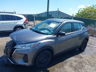 2024 Nissan Kicks S z VIN 3N1CP5BV7RL495539, wystawiony jako IAAI lot #42297467 z przebiegiem 45 734 mil mil oraz . Historia ofert i sprzedaży dostępna na DreamBid. Obrazek 2.