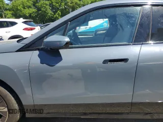 2022 BMW iX xDrive50 z VIN WB523CF00NCK44547, wystawiony jako Copart lot #55262775 z przebiegiem 22 664 mil mil oraz Szkoda całkowita • Salvage title. Historia ofert i sprzedaży dostępna na DreamBid. Obrazek 7.