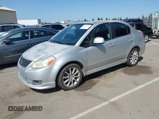 2008 Suzuki SX4 Touring 2 z VIN JS2YC417985100292, wystawiony jako IAAI lot #42401822 z przebiegiem 133 701 mil mil oraz . Historia ofert i sprzedaży dostępna na DreamBid. Obrazek 2.