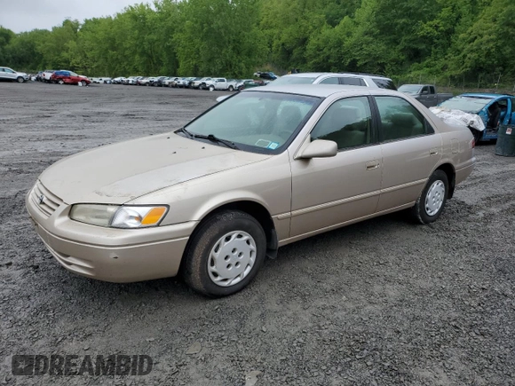 1997 Toyota Camry LE z VIN 4T1BG22K3VU819353, wystawiony jako Copart lot #58141275 z przebiegiem 32 935 mil mil oraz Czysty tytuł • Clean title. Historia ofert i sprzedaży dostępna na DreamBid. Obrazek 1.