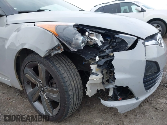 2013 Hyundai Veloster w/Gray Int z VIN KMHTC6AD3DU140949, wystawiony jako IAAI lot #41883011 z przebiegiem 108 247 mil mil oraz . Historia ofert i sprzedaży dostępna na DreamBid. Obrazek 6.
