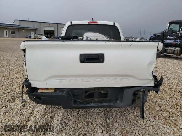 2021 Toyota Tacoma SR z VIN 3TYRX5GNXMT015985, wystawiony jako Copart lot #47067545 z przebiegiem 130 660 mil mil oraz Czysty tytuł • Clean title. Historia ofert i sprzedaży dostępna na DreamBid. Obrazek 6.