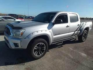 2013 Toyota Tacoma PreRunner z VIN 5TFJU4GN5DX048415, wystawiony jako IAAI lot #34578204 z przebiegiem 104 497 mil mil oraz . Historia ofert i sprzedaży dostępna na DreamBid. Obrazek 2.