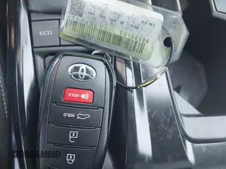 2025 Toyota Camry LE z VIN 4T1DAACK9SU100106, wystawiony jako IAAI lot #42390449 z przebiegiem 8 343 mil mil oraz . Historia ofert i sprzedaży dostępna na DreamBid. Obrazek 11.