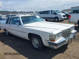 1984 Cadillac DeVille z VIN 1G6AM4784E9070781, wystawiony jako IAAI lot #42322274 z przebiegiem 126 933 mil mil oraz . Historia ofert i sprzedaży dostępna na DreamBid. Obrazek 1.