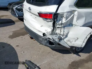 2015 Toyota Highlander LE z VIN 5TDBKRFH6FS094959, wystawiony jako IAAI lot #42335431 z przebiegiem 110 778 mil mil oraz . Historia ofert i sprzedaży dostępna na DreamBid. Obrazek 18.