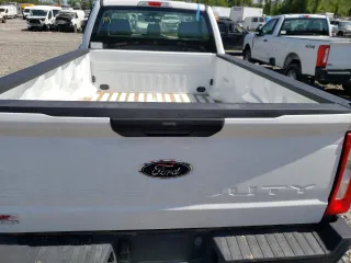 2023 Ford F-250 XL z VIN 1FTBF2BA0PED83301, wystawiony jako Copart lot #52189995 z przebiegiem Nie podano mil oraz Szkody całkowita. Historia ofert i sprzedaży dostępna na DreamBid. Obrazek 10.