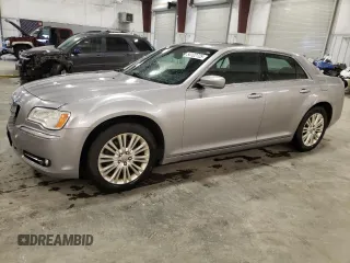 2013 Chrysler 300 z VIN 2C3CCARG8DH669245, wystawiony jako Copart lot #54122725 z przebiegiem 177 539 mil mil oraz Szkoda całkowita • Salvage title. Historia ofert i sprzedaży dostępna na DreamBid. Obrazek 1.