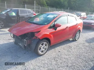 2019 Ford Fiesta SE z VIN 3FADP4BJXKM122235, wystawiony jako IAAI lot #42457164 z przebiegiem 103 265 mil mil oraz . Historia ofert i sprzedaży dostępna na DreamBid. Obrazek 2.