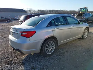 2011 Chrysler 200 Touring z VIN 1C3BC1FB5BN536158, wystawiony jako IAAI lot #41816455 z przebiegiem 111 069 mil mil oraz . Historia ofert i sprzedaży dostępna na DreamBid. Obrazek 4.