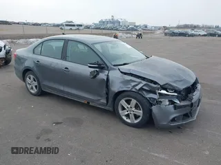 2011 Volkswagen Jetta TDI z VIN 3VW3L7AJ2BM030490, wystawiony jako IAAI lot #41292980 z przebiegiem 111 539 mil mil oraz . Historia ofert i sprzedaży dostępna na DreamBid. Obrazek 1.