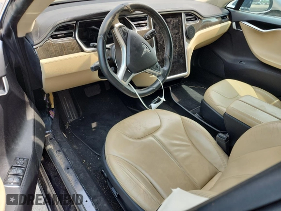 2013 Tesla Model S z VIN 5YJSA1DN6DFP08911, wystawiony jako Copart lot #60751295 z przebiegiem Nie podano mil oraz Czysty tytuł • Clean title. Historia ofert i sprzedaży dostępna na DreamBid. Obrazek 8.