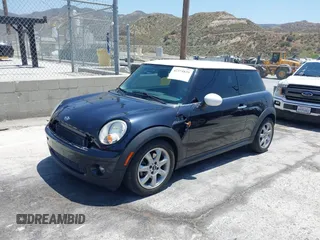 2008 MINI Hardtop z VIN WMWMF33528TT64971, wystawiony jako IAAI lot #42374839 z przebiegiem 119 385 mil mil oraz . Historia ofert i sprzedaży dostępna na DreamBid. Obrazek 19.