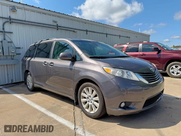 2013 Toyota Sienna XLE z VIN 5TDDK3DC1DS092365, wystawiony jako Copart lot #58743665 z przebiegiem 252 937 mil mil oraz Czysty tytuł • Clean title. Historia ofert i sprzedaży dostępna na DreamBid. Obrazek 1.