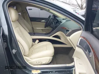 2015 Lincoln MKZ z VIN 3LN6L2J90FR616800, wystawiony jako IAAI lot #41683401 z przebiegiem 92 239 mil mil oraz . Historia ofert i sprzedaży dostępna na DreamBid. Obrazek 5.