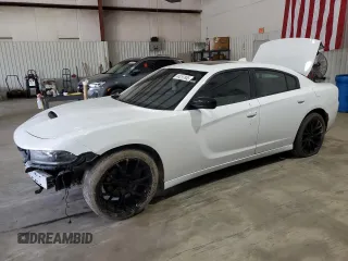 2015 Dodge Charger SXT z VIN 2C3CDXHG1FH765030, wystawiony jako Copart lot #44257845 z przebiegiem 197 560 mil mil oraz Szkody całkowita. Historia ofert i sprzedaży dostępna na DreamBid. Obrazek 1.