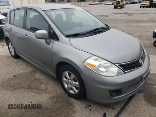 2010 Nissan Versa S z VIN 3N1BC1CPXAL467982, wystawiony jako Copart lot #58525655 z przebiegiem 139 088 mil mil oraz Szkoda całkowita • Salvage title. Historia ofert i sprzedaży dostępna na DreamBid. Obrazek 4.