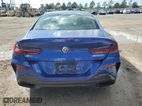 2023 BMW 8 Series M850i z VIN WBAGV8C08PCK41272, wystawiony jako Copart lot #77442574 z przebiegiem Nie podano mil oraz Szkoda całkowita • Salvage title. Historia ofert i sprzedaży dostępna na DreamBid. Obrazek 6.