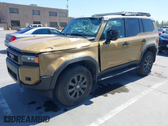 2025 Toyota Land Cruiser 1958 Edition z VIN JTEABFAJ7SK035212, wystawiony jako IAAI lot #42150778 z przebiegiem 2566 mil mil oraz . Historia ofert i sprzedaży dostępna na DreamBid. Obrazek 2.