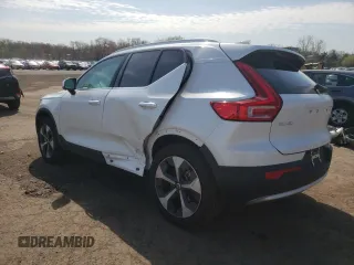 2025 Volvo XC40 Plus Bright Theme z VIN YV4L12UE6S2547385, wystawiony jako Copart lot #54303065 z przebiegiem 3158 mil mil oraz Szkody całkowita. Historia ofert i sprzedaży dostępna na DreamBid. Obrazek 2.