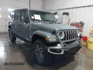 2024 Jeep Wrangler Sahara z VIN 1C4PJXEG9RW355379, wystawiony jako IAAI lot #41409782 z przebiegiem 921 mil mil oraz . Historia ofert i sprzedaży dostępna na DreamBid. Obrazek 1.