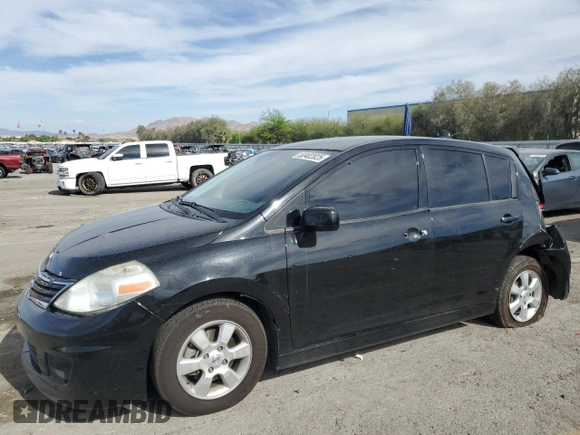 2011 Nissan Versa SL z VIN 3N1BC1CP3BL380457, wystawiony jako Copart lot #53402025 z przebiegiem 94 714 mil mil oraz Szkoda całkowita • Salvage title. Historia ofert i sprzedaży dostępna na DreamBid. Obrazek 1.