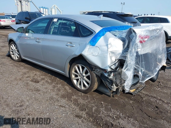 2013 Toyota Avalon XLE z VIN 4T1BK1EB7DU035647, wystawiony jako IAAI lot #42456762 z przebiegiem 136 018 mil mil oraz . Historia ofert i sprzedaży dostępna na DreamBid. Obrazek 3.