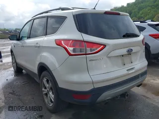 2015 Ford Escape SE with VIN 1FMCU9G91FUB27234, listed as a IAAI auction lot 42157947 with 210,034 mi miles. Bid and sale history available at carsss.com. Image 3.