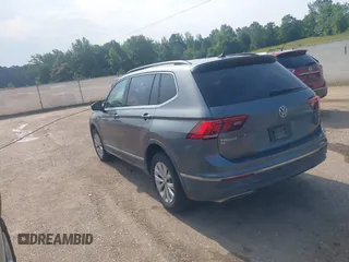 2018 Volkswagen Tiguan SEL z VIN 3VV3B7AX1JM045203, wystawiony jako IAAI lot #42572229 z przebiegiem 104 873 mil mil oraz . Historia ofert i sprzedaży dostępna na DreamBid. Obrazek 3.