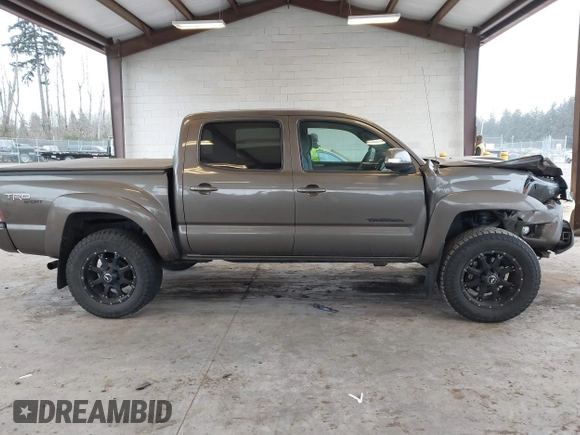 2013 Toyota Tacoma z VIN 3TMLU4EN9DM124980, wystawiony jako IAAI lot #41576747 z przebiegiem 209 883 mil mil oraz . Historia ofert i sprzedaży dostępna na DreamBid. Obrazek 13.