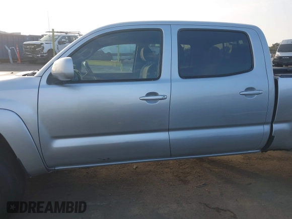 2006 Toyota Tacoma z VIN 3TMMU52N56M003428, wystawiony jako IAAI lot #41473266 z przebiegiem 227 547 mil mil oraz . Historia ofert i sprzedaży dostępna na DreamBid. Obrazek 14.