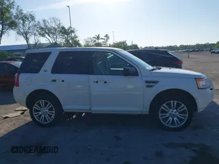 2010 Land Rover LR2 HSE z VIN SALFR2BN8AH208966, wystawiony jako IAAI lot #42258941 z przebiegiem 141 992 mil mil oraz . Historia ofert i sprzedaży dostępna na DreamBid. Obrazek 13.