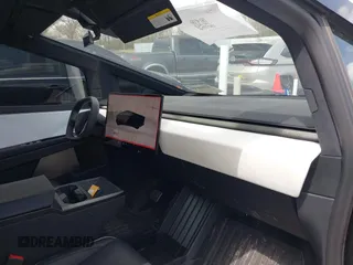 2024 Tesla Cybertruck z VIN 7G2CEHED8RA019428, wystawiony jako IAAI lot #41918480 z przebiegiem 22 762 mil mil oraz . Historia ofert i sprzedaży dostępna na DreamBid. Obrazek 5.