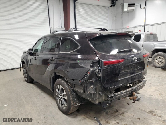 2022 Toyota Highlander XLE with VIN 5TDGZRBHXNS201422, listed as a Copart auction lot 88064145 with 66,166 mi miles and Salvage Title. Bid and sale history available at carsss.com. Image 2.